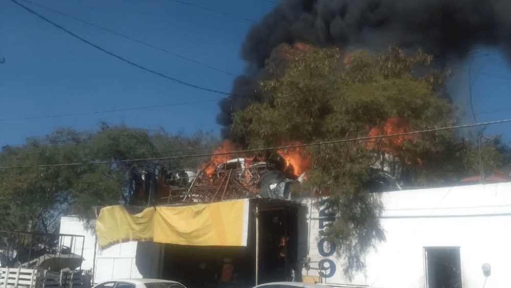#Video Incendio en taller mecánico de Monterrey
