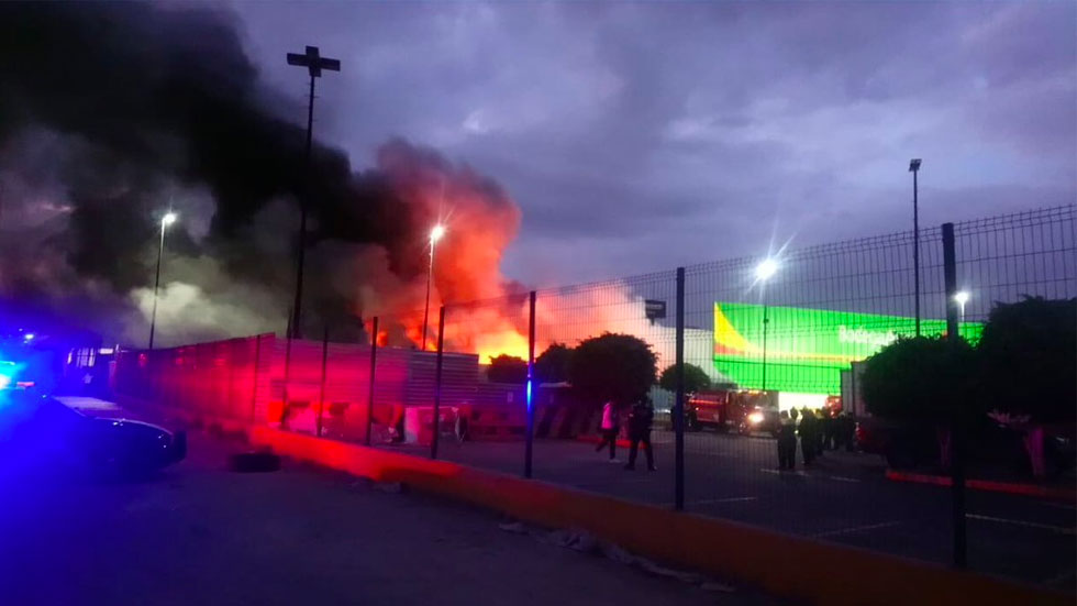 #Video Controlan incendio en Bodega Aurrerá en Naucalpan