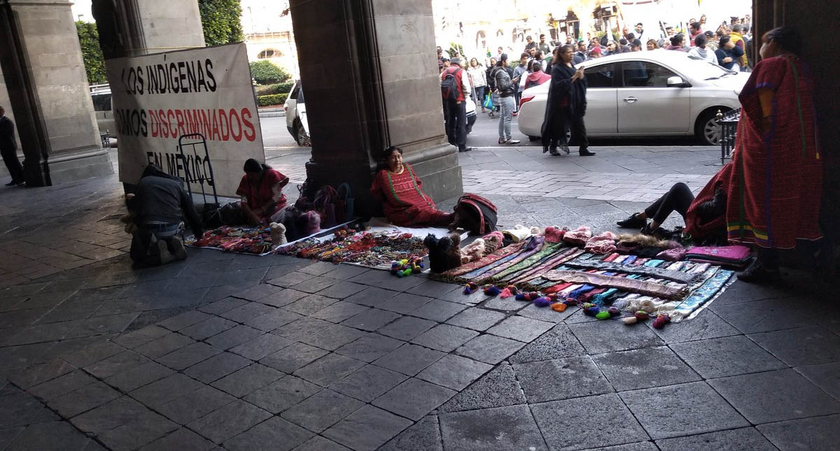 #Video Comerciantes indígenas enfrentan a autoridades en el Zócalo