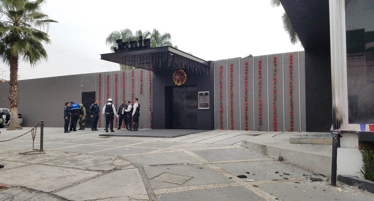 Balean y lanzan explosivos contra bar en Cuernavaca