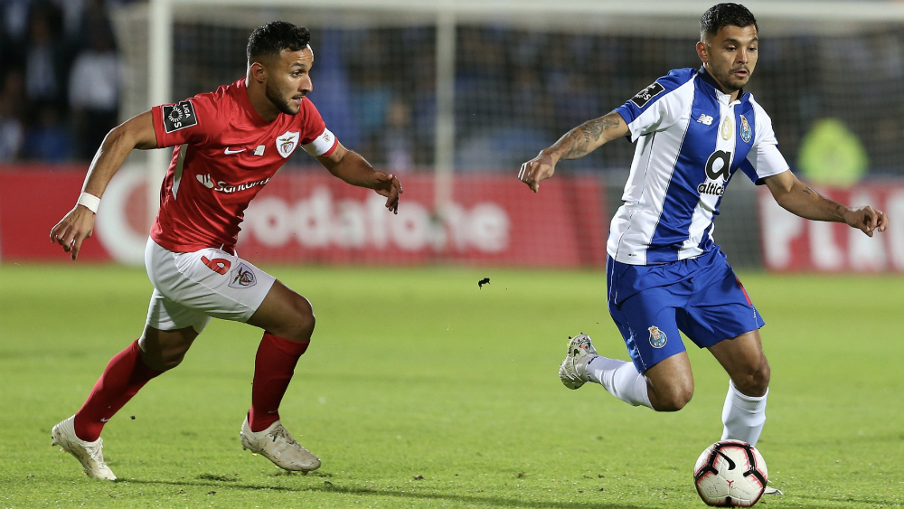 Con mexicanos en la cancha, Porto gana y mantiene el liderato