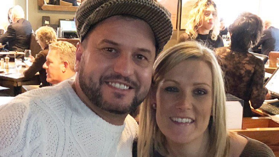 Pareja británica recupera anillo tirado en coladera de NY