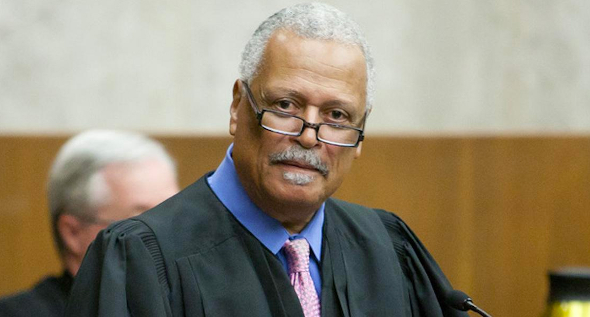 Juez federal da nuevo revés a política migratoria de Trump