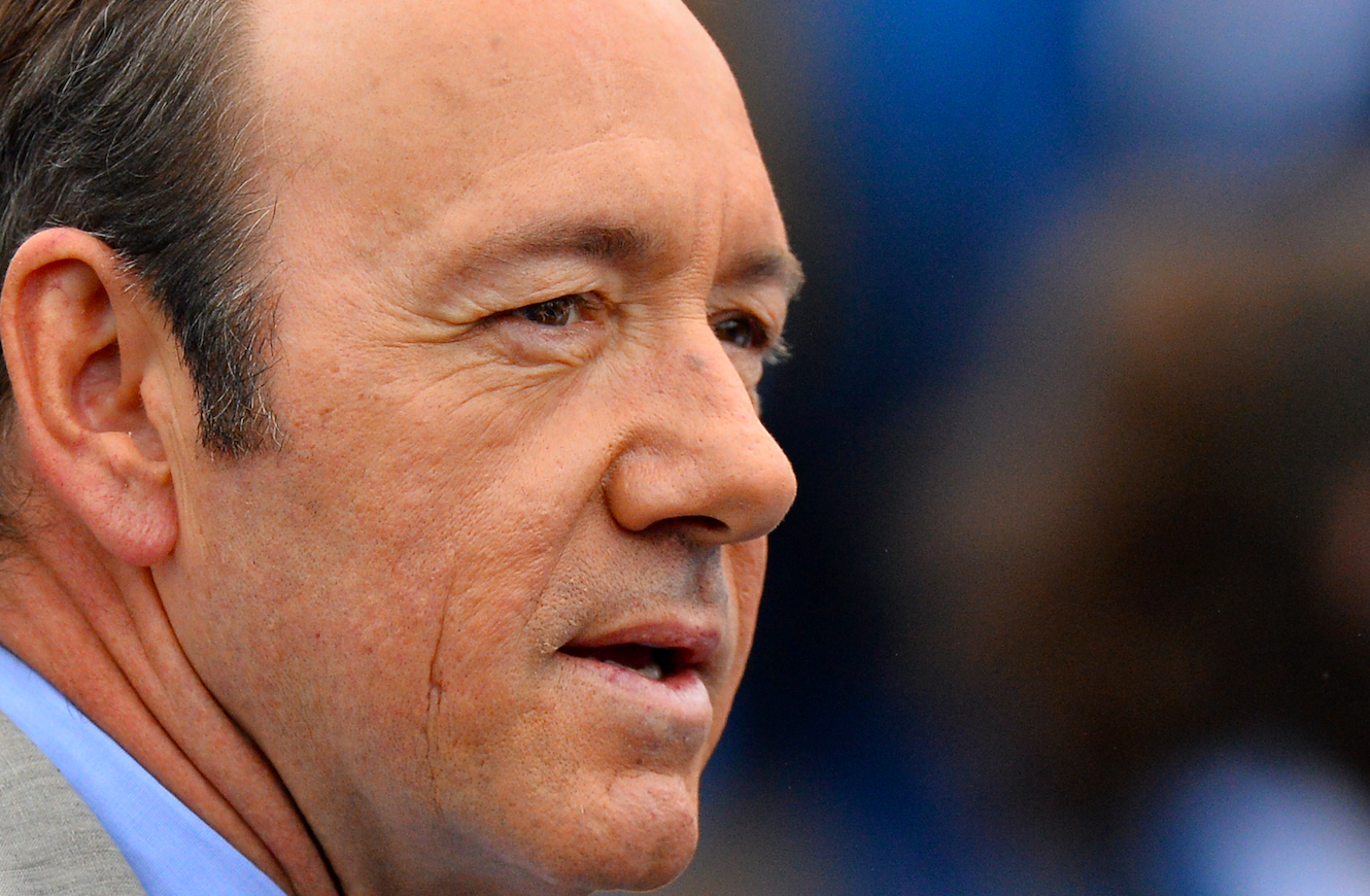 Víctima de Kevin Spacey asegura que filmó parte de su agresión
