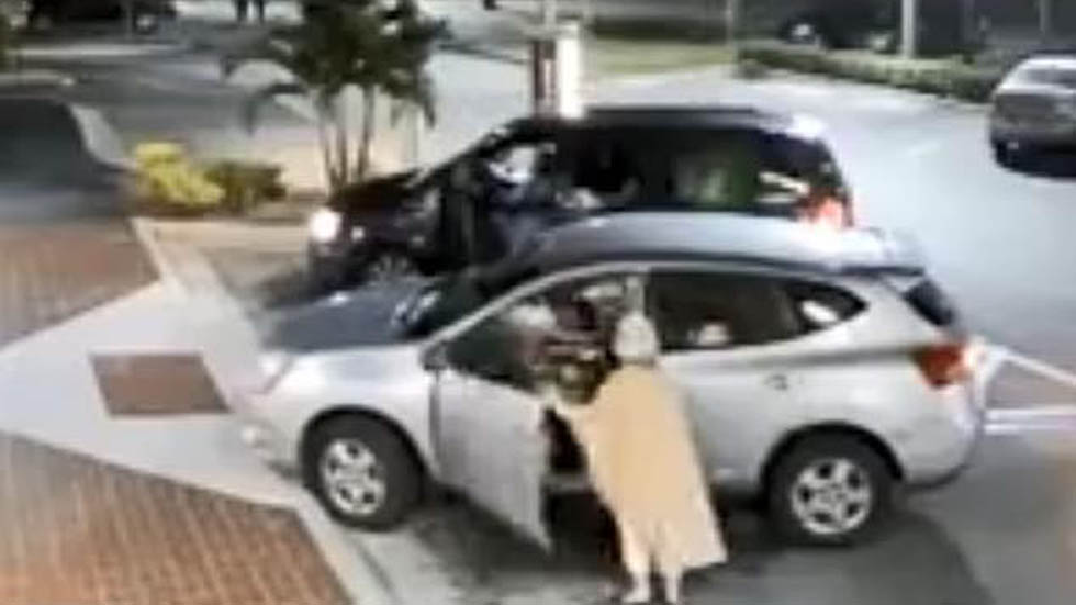 #Video Atropella a anciana tras robarle su bolso en McDonald's - la-anciana-trato-de-recuperar-su-bolso-forcejeando-con-su-agresor