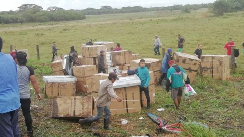 Vecinos roban electrodomésticos de camión accidentado en Veracruz