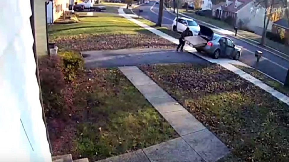 #Video Ladrón batalla para llevarse pantalla que acababa de robar