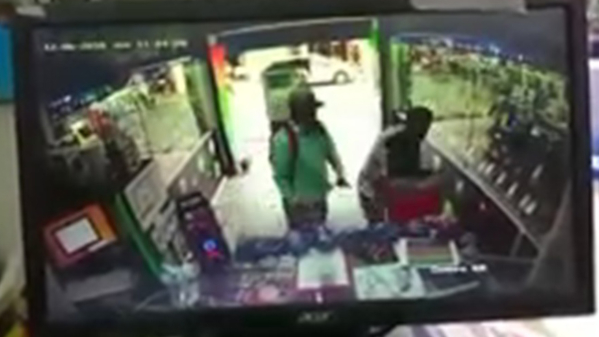 #Video Vendedor forcejea con ladrones en Oaxaca