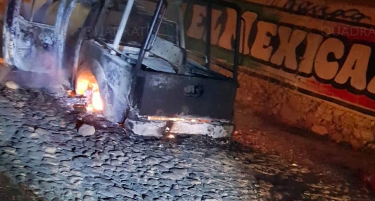 Queman patrulla en Querétaro tras intento de linchamiento