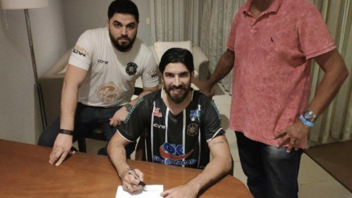 Loco Abreu firma con su equipo número 28