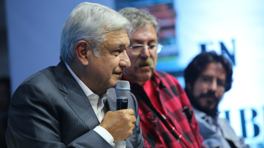 Paco Ignacio Taibo II merece coordinar el FCE: López Obrador