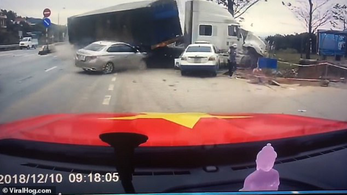 #Video Madre e hijo evitan por centímetros ser impactados por un tráiler