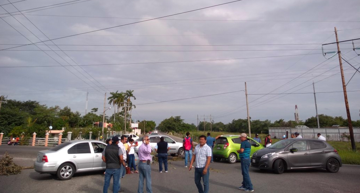 Maestros de Tabasco reciben pago de fin de año y levantan tres bloqueos