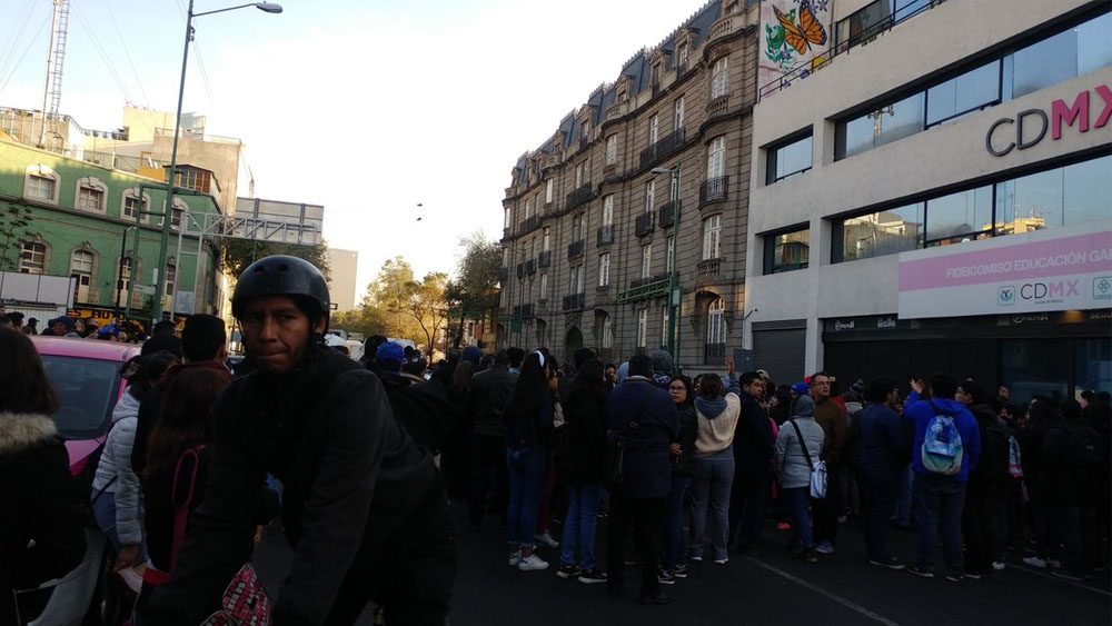 Bloquean Bucareli por becas del programa Prepa Sí