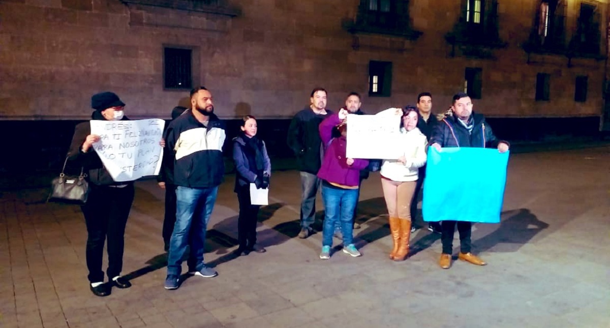 Ex trabajadores del SAT se manifiestan afuera de Palacio Nacional