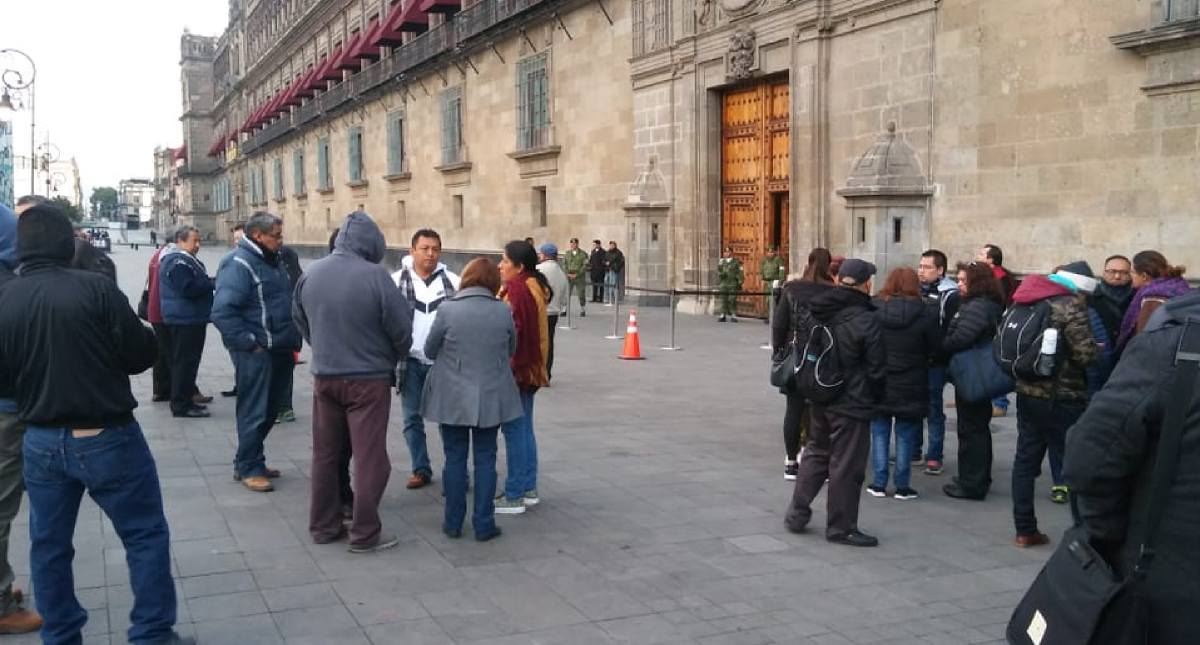 Ex trabajadores del SAT continúan protesta frente a Palacio Nacional