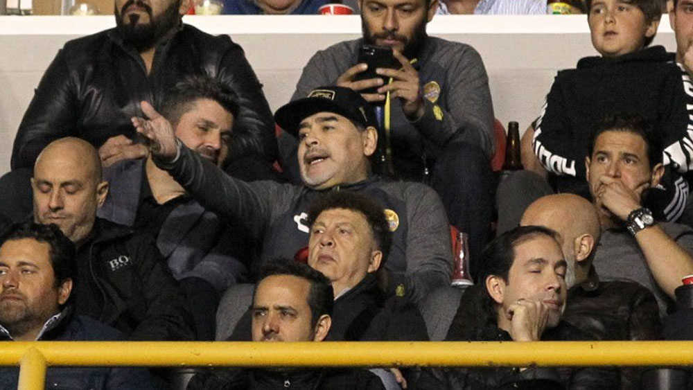 #Video Maradona golpea a aficionados del Atlético de San Luis