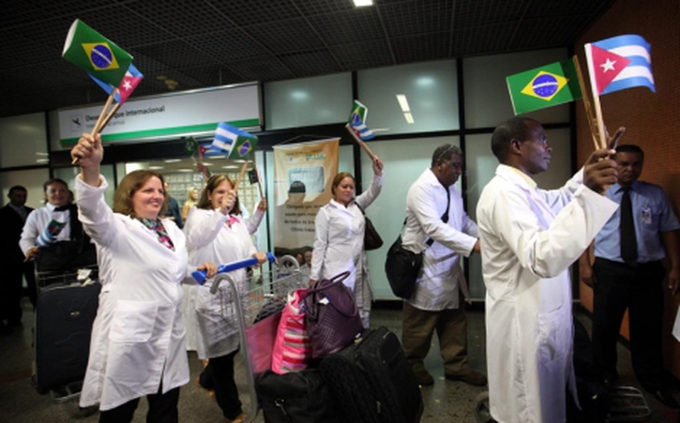 Raúl Castro recibe a médicos cubanos retirados de Brasil - medicos-cubanos-retornan-a-la-isla-desde-brasil