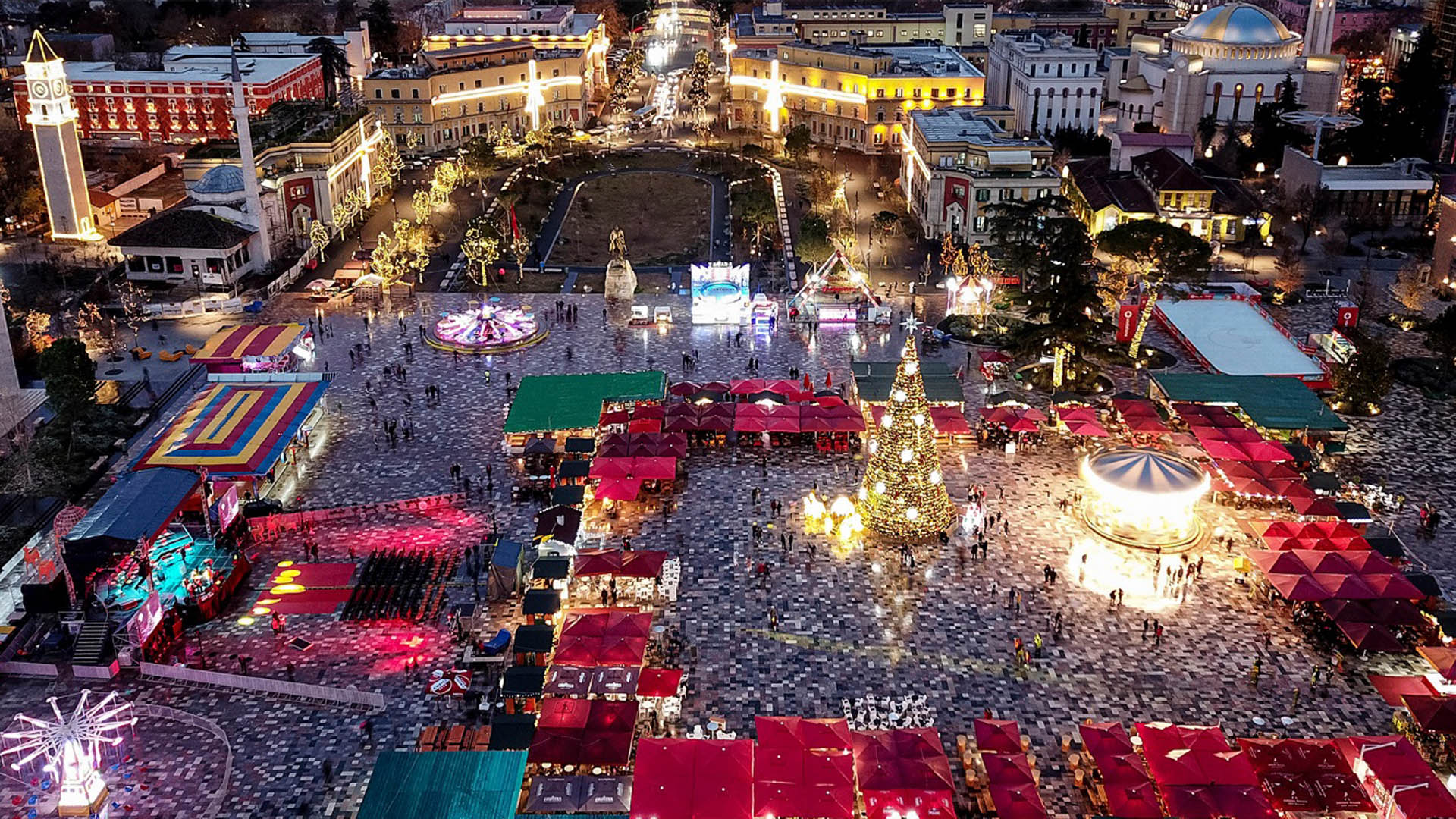 Así pasan la Navidad en todo el mundo - mercado-navideno-en-tirana
