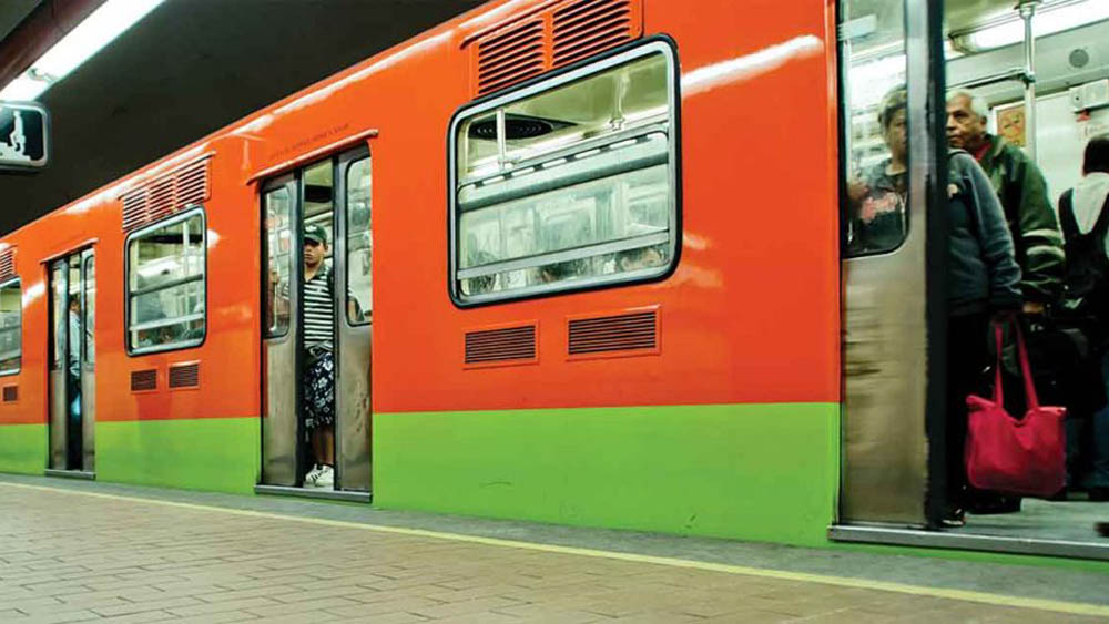 Detienen a dos por robar 10 mil dólares a turista en el Metro