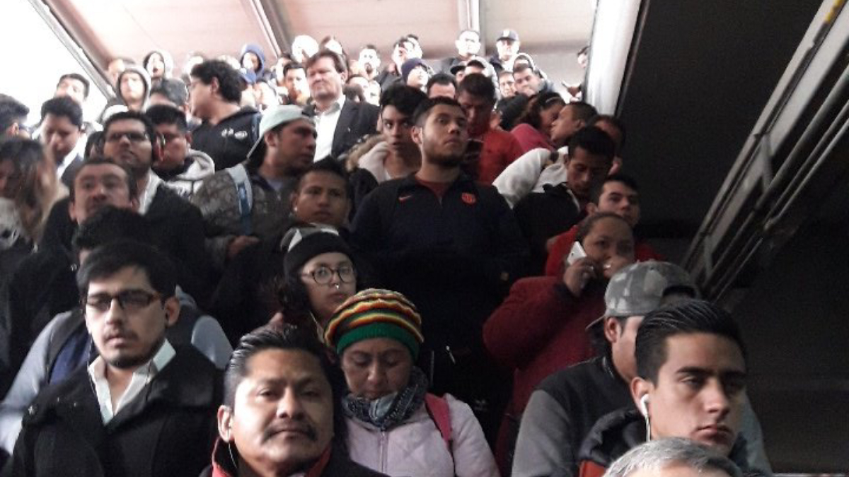 Lento avance en la Línea 7 del Metro por revisión de trenes