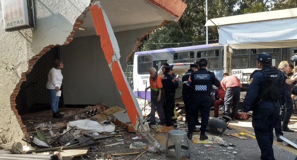 Mujer choca contra entrada del Metro Potrero