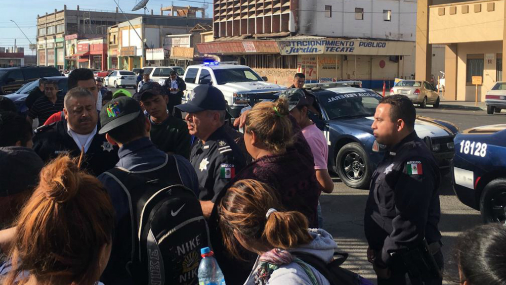 Sin incidentes este sábado en los albergues de migrantes en Baja California - mexicali-platica-migrantes