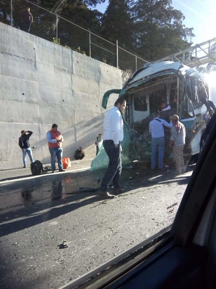 Chocan autobús de pasajeros y pipa en la México-Toluca - mexico-toluca
