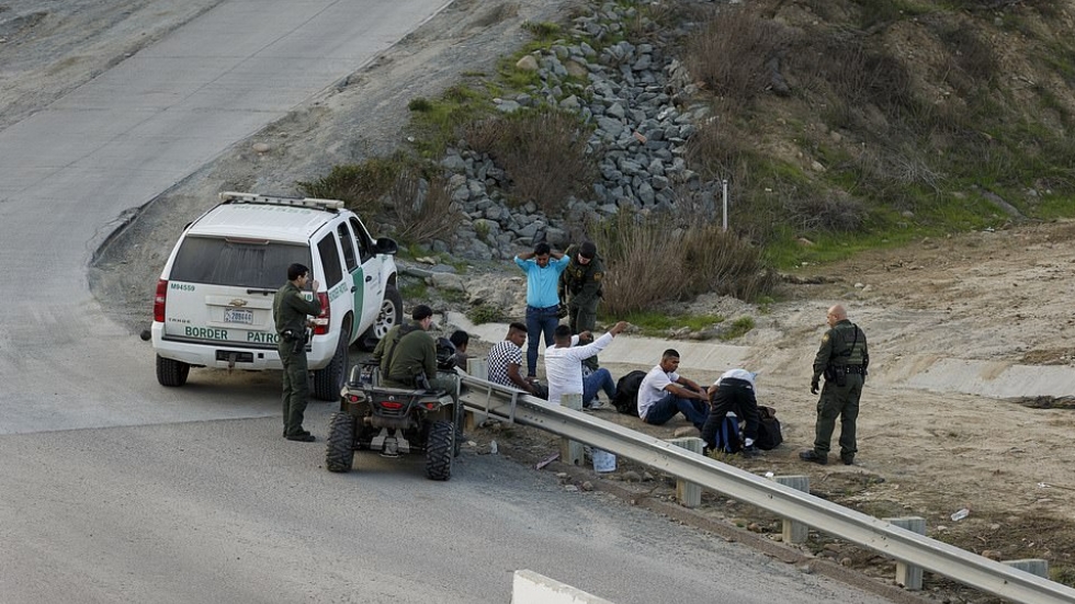 Miles de migrantes pasan la Navidad en Tijuana - migrantes-caravana-patrulla-fronteriza-frontera-5
