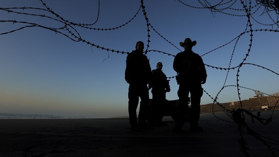 Miles de migrantes pasan la Navidad en Tijuana - migrantes-caravana-patrulla-fronteriza-frontera-6