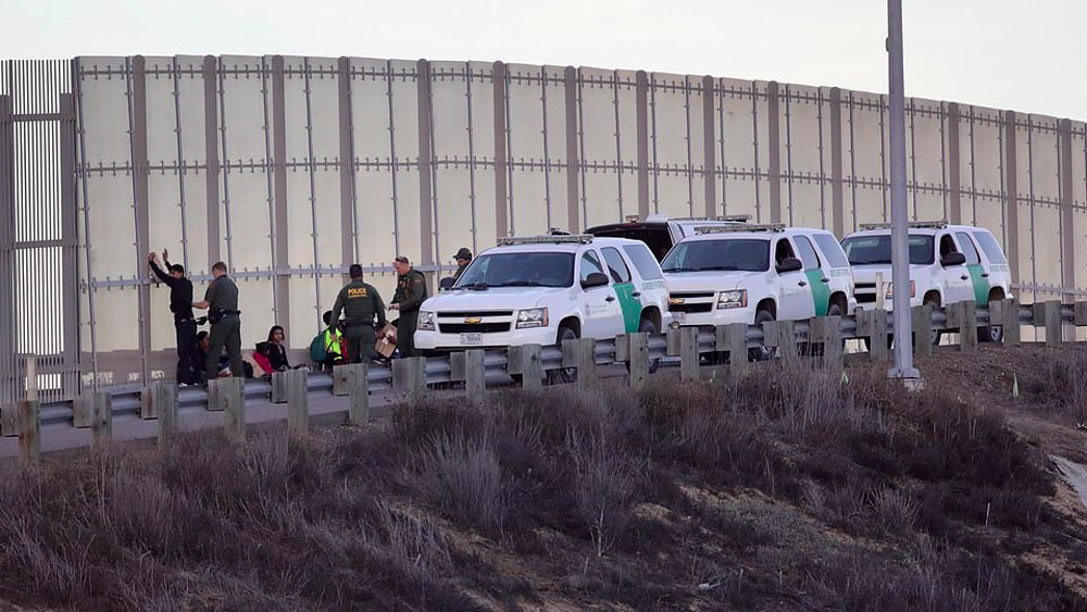 Patrulla Fronteriza detiene a migrantes que escalaron cerco