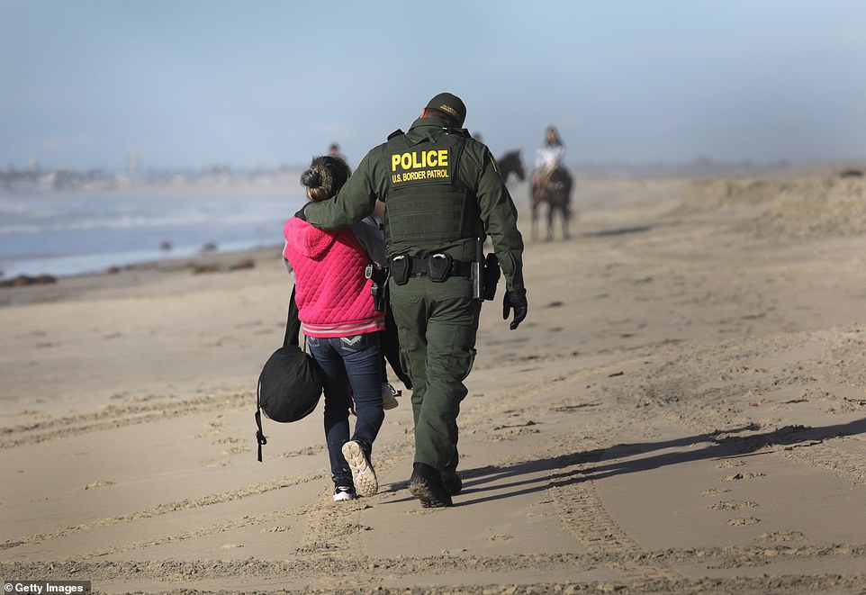 Patrulla Fronteriza detiene a migrantes que escalaron cerco - migrantes-cerco-frontera-getty1