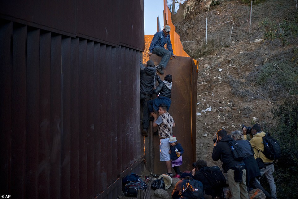 Patrulla Fronteriza detiene a migrantes que escalaron cerco - migrantes-cerco-frontera