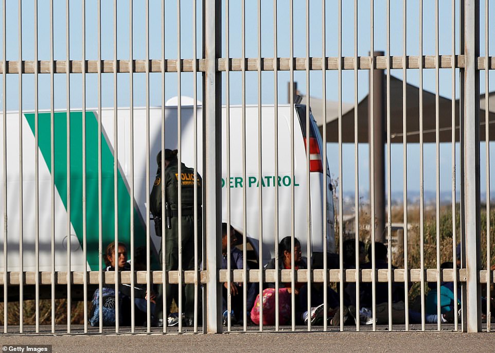 Patrulla Fronteriza detiene a migrantes que escalaron cerco - migrantes-cerco-frontera1