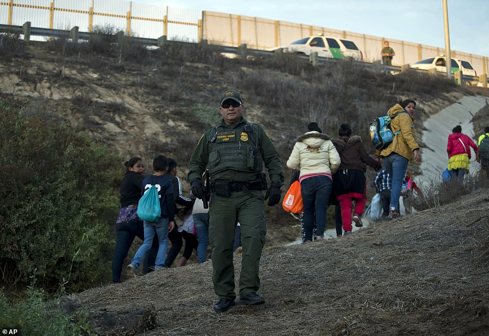 Patrulla Fronteriza detiene a migrantes que escalaron cerco - migrantes-cerco-frontera2