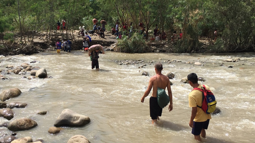 Ratifican en asamblea de la ONU el Pacto Mundial de Migración - migrantes-cruzando-frontera-entre-colombia-y-venezuela