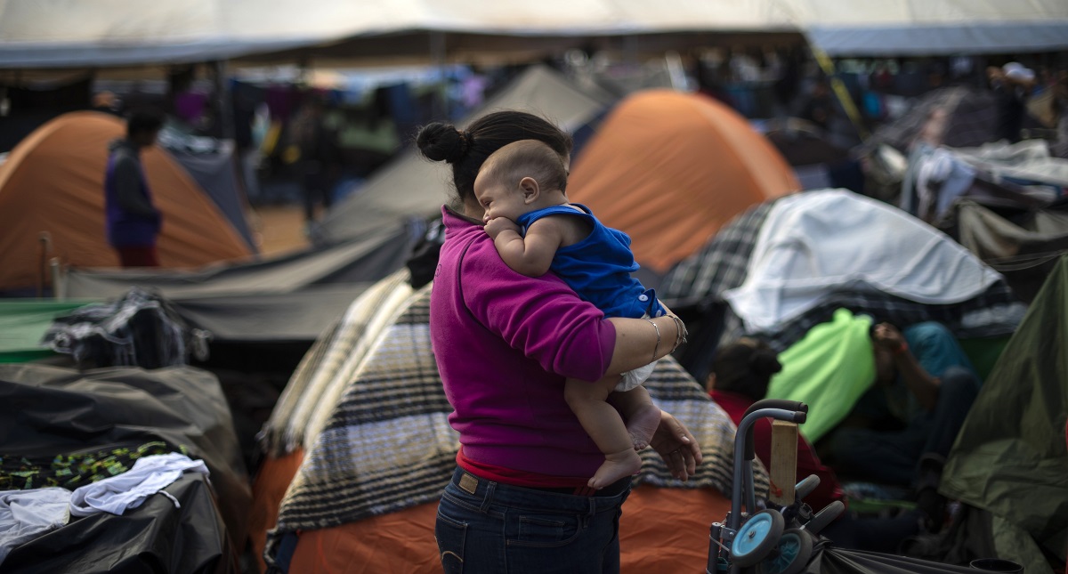 Gobierno Federal declara "estable" situación de migrantes en Tijuana - migrantes-en-albergue-de-tijuana
