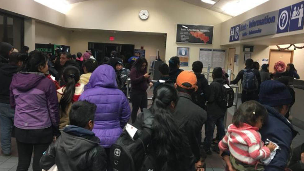 ICE libera a migrantes indocumentados en El Paso, Texas - migrantes-en-central-de-autobus