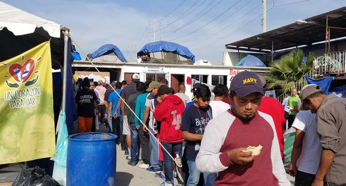 Chefs internacionales deleitan a migrantes con paella - migrantes-formados-por-paella