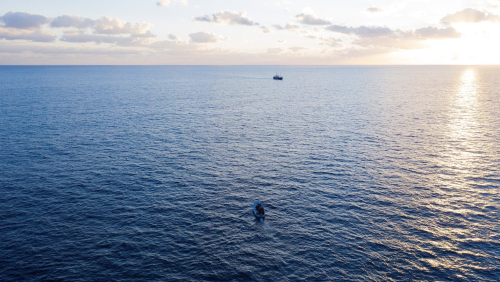 Más de 30 migrantes buscan puerto en el Mediterráneo; rescatan a otros 17