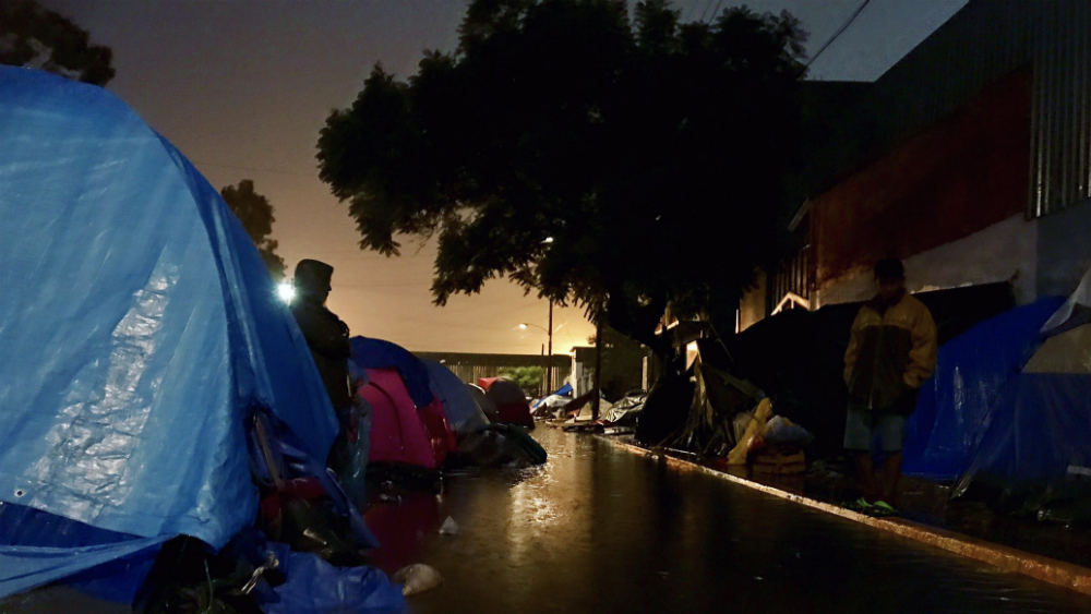 Migrantes centroamericanos duermen en calles de Tijuana