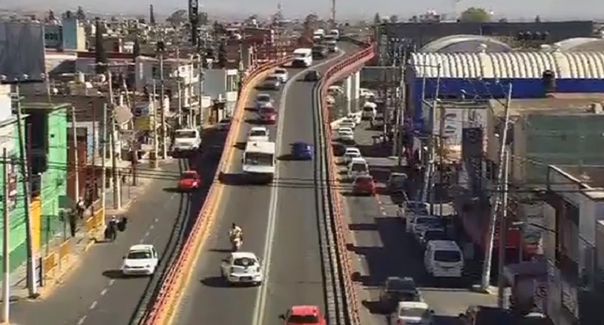 #Video Taxi embiste a motociclistas en Ecatepec