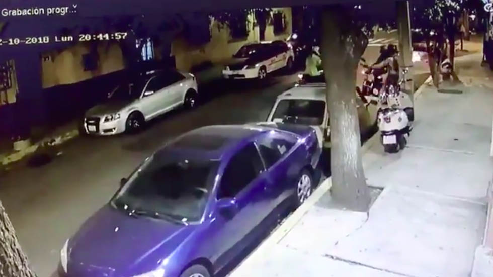 #Video Se resiste a entregar su motocicleta y le disparan