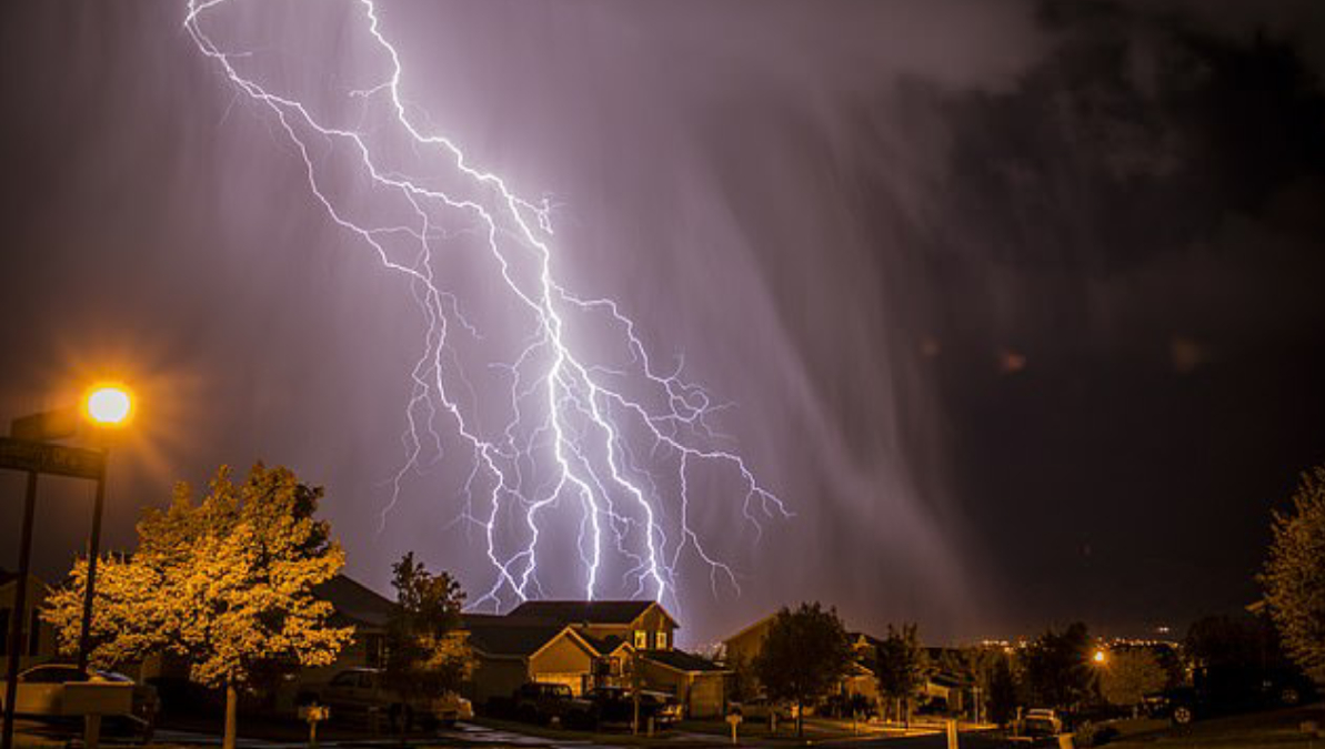 Niña muere al caer un rayo en su casa mientras cargaba su celular