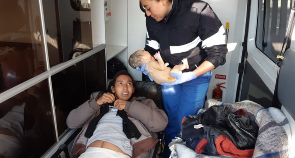 Mujer da a luz en Paseo de la Reforma