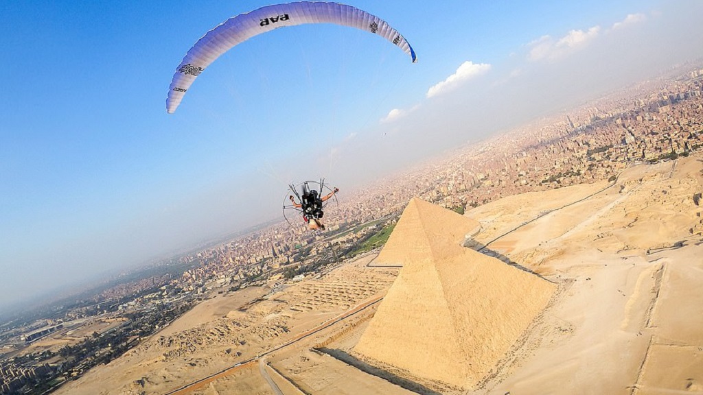 #Video Joven sobrevuela Pirámides de Giza en paramotor