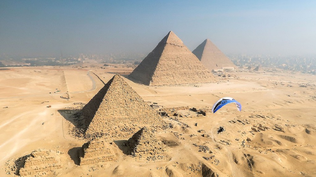 #Video Joven sobrevuela Pirámides de Giza en paramotor - nicolas-aubert