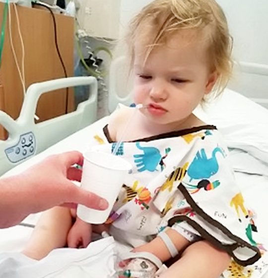 Padres descubren que niña tiene cáncer gracias a una fotografía - ninas-tratamiento-leucmia