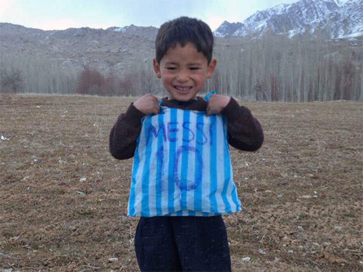 Niño afgano famoso por su playera de Messi deja su casa por la guerra - nino-playera-messi-afganistan