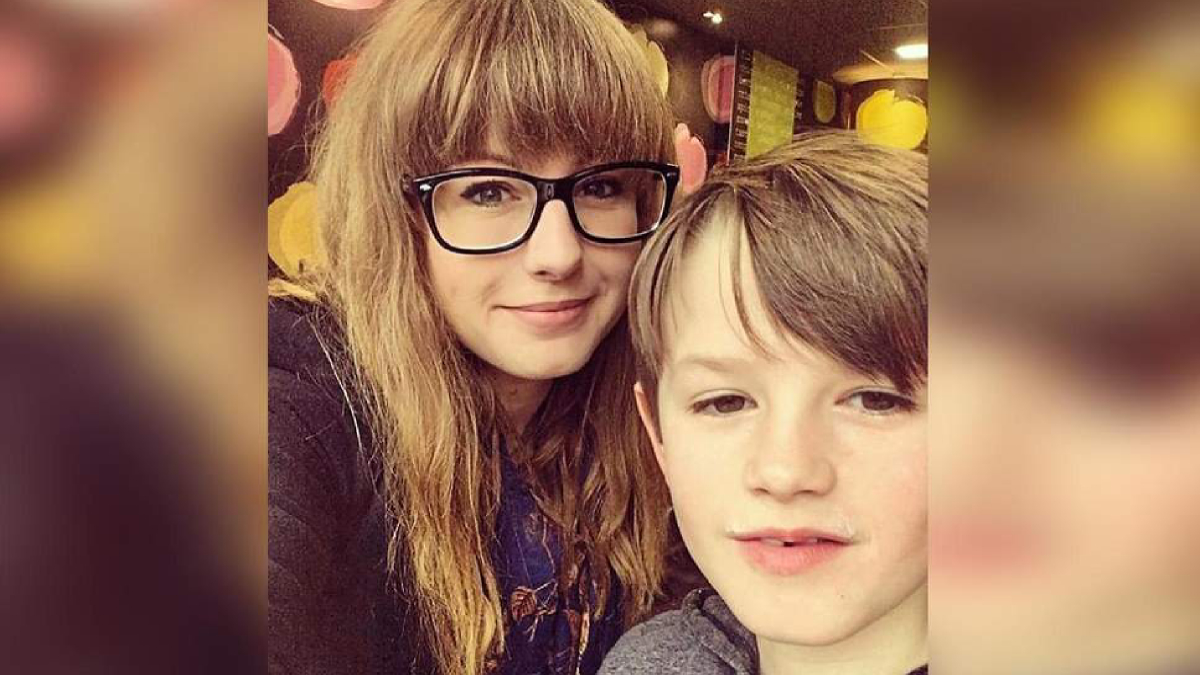 Niño conduce auto de su madre mientras ella sufre un ataque